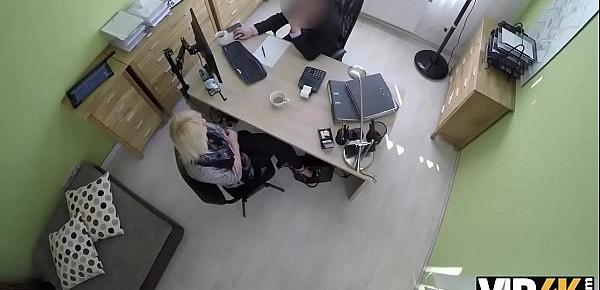  VIP4K. Blondes Fraulein hat Sex fur Bargeld mit hubschen Kredit-Agent